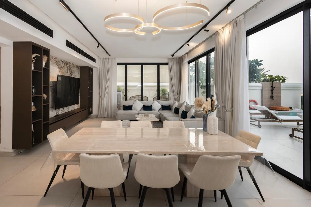 Salon avec vue sur la piscine